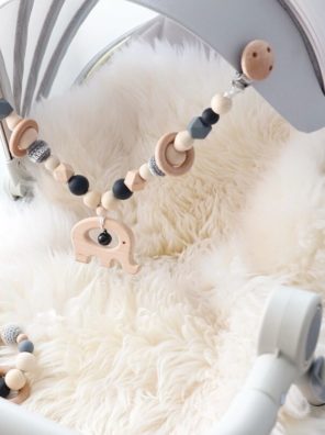 Lesena obešanka za voziček